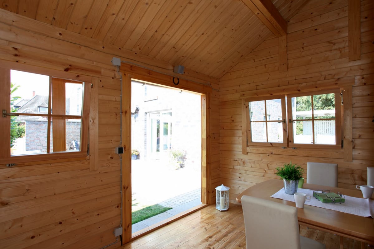 Innenraum eine Holzhauses mit geöffneter Tür
