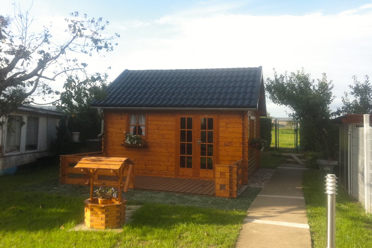 Holzhaus in einem Garten