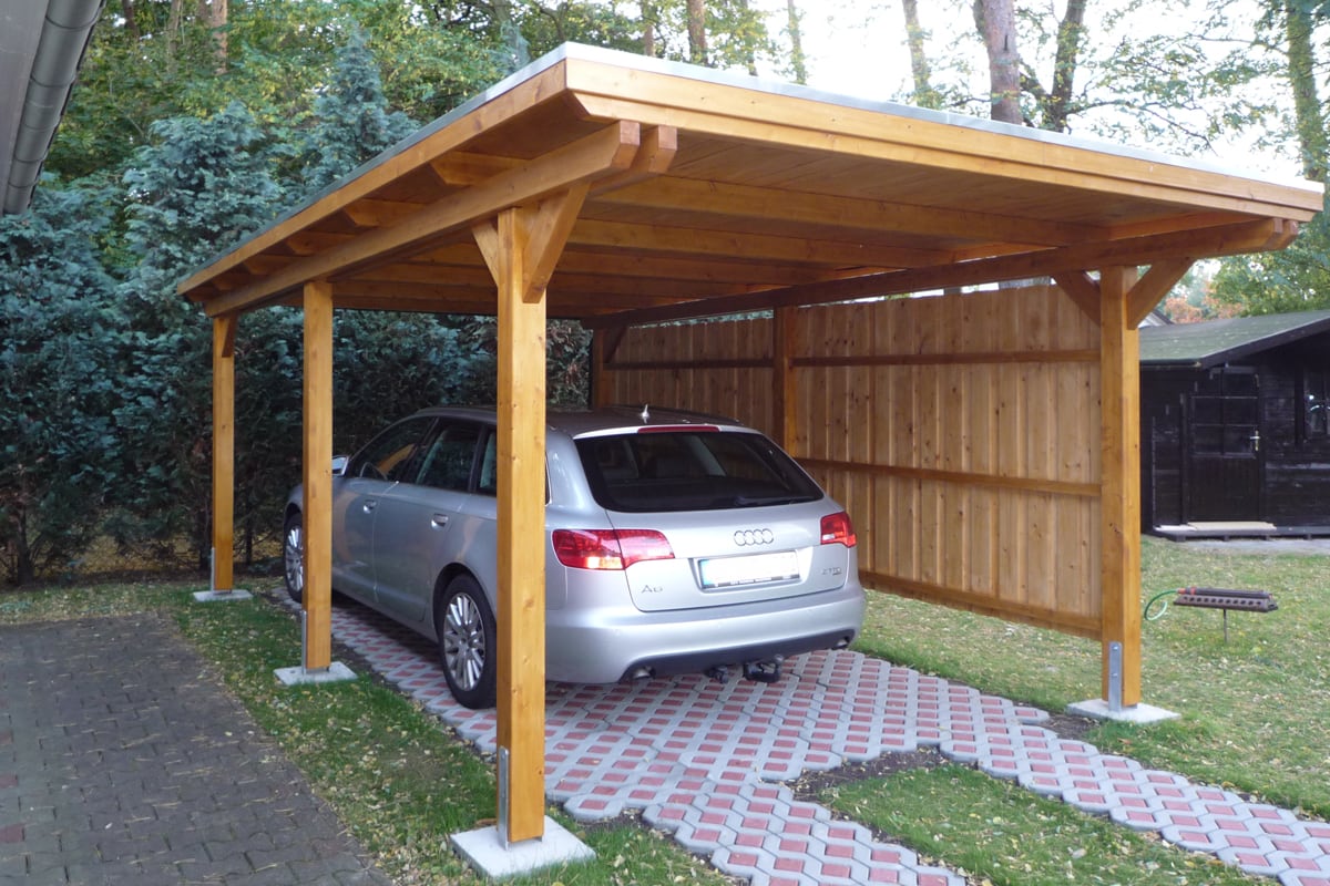 Moderner Flachdach-Carport aus massivem Leimholz – idealer, wettergeschützter Stellplatz für Ihr Fahrzeug im Garten oder Hof.