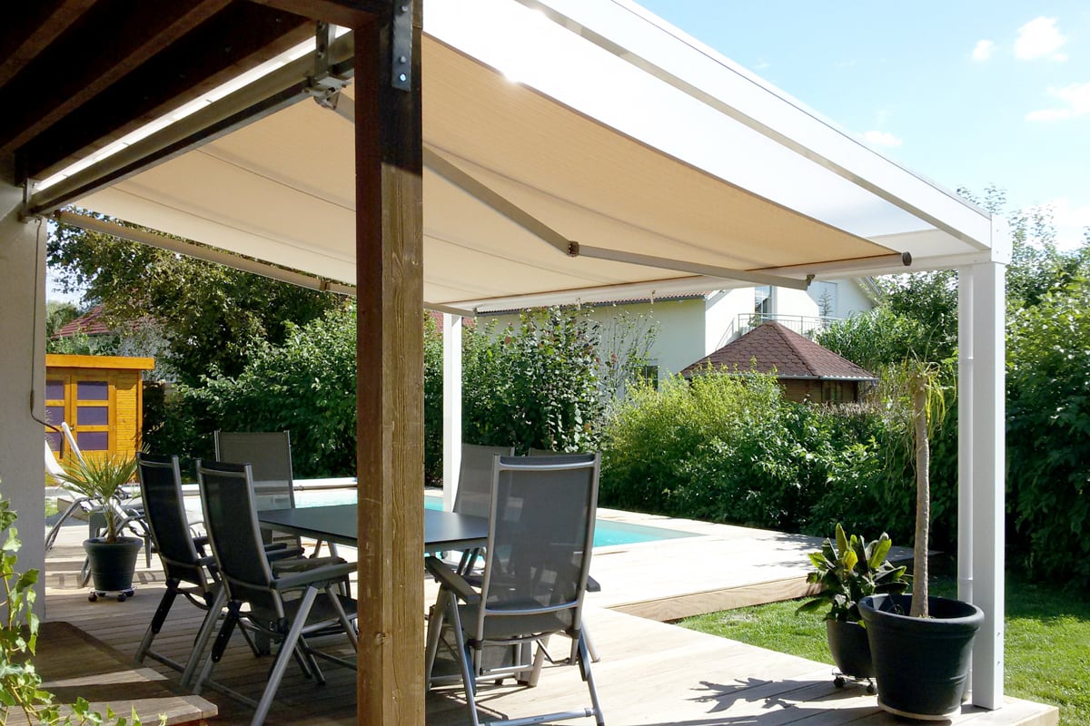 Großzügige Überdachung mit integrierter Markise für optimalen Sonnenschutz. verbindet stilvoll Wohnraum, Garten und Pool.