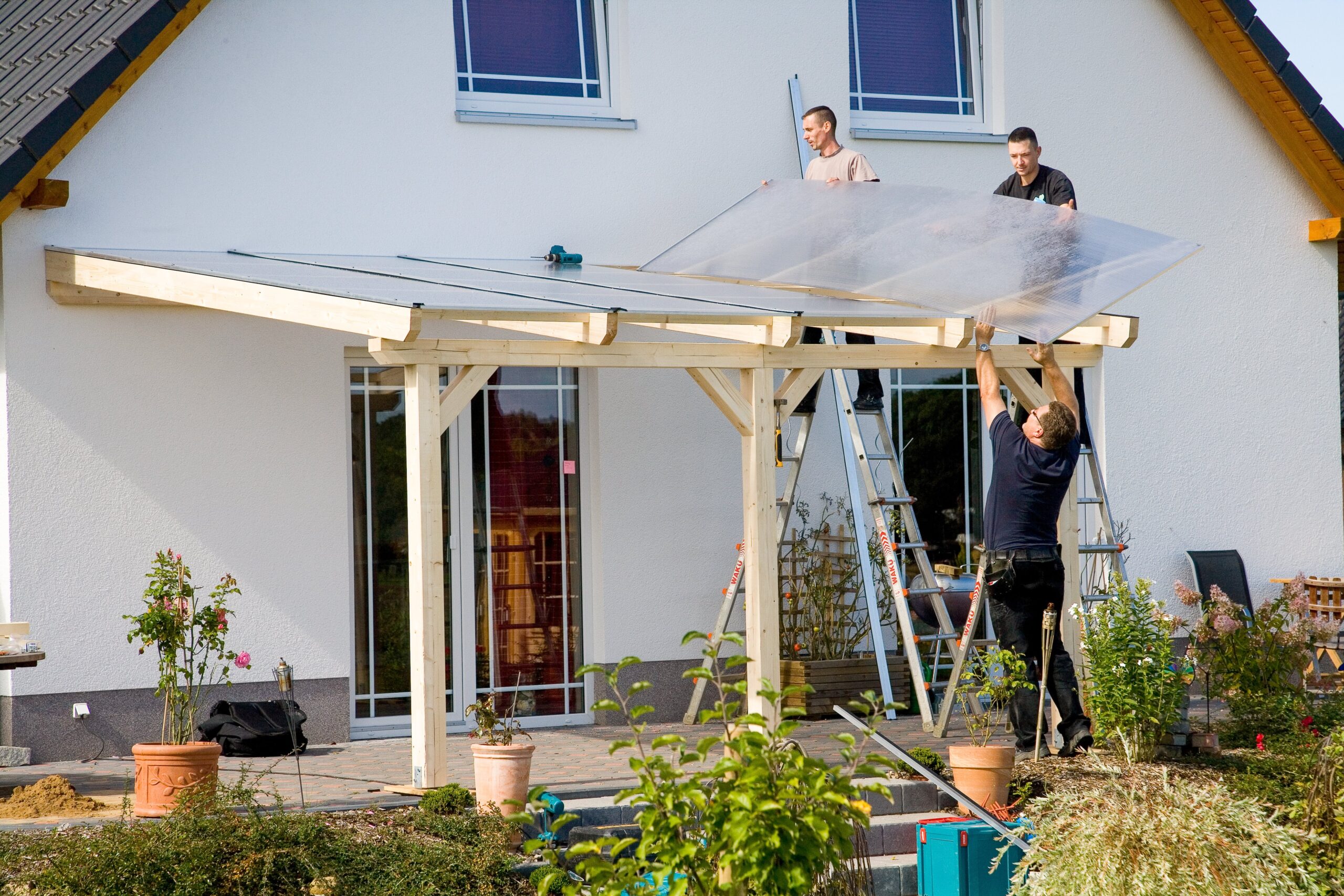 Montage einer Terrasseüberdachung