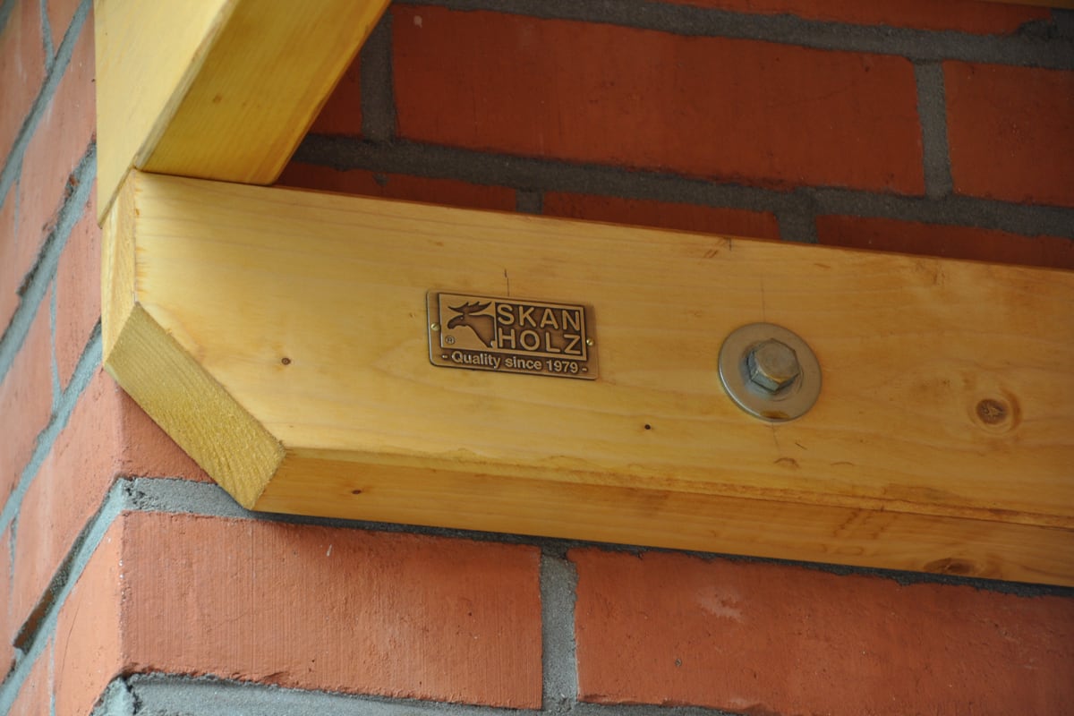 SKAN HOLZ Plakette an einem Holzbalken