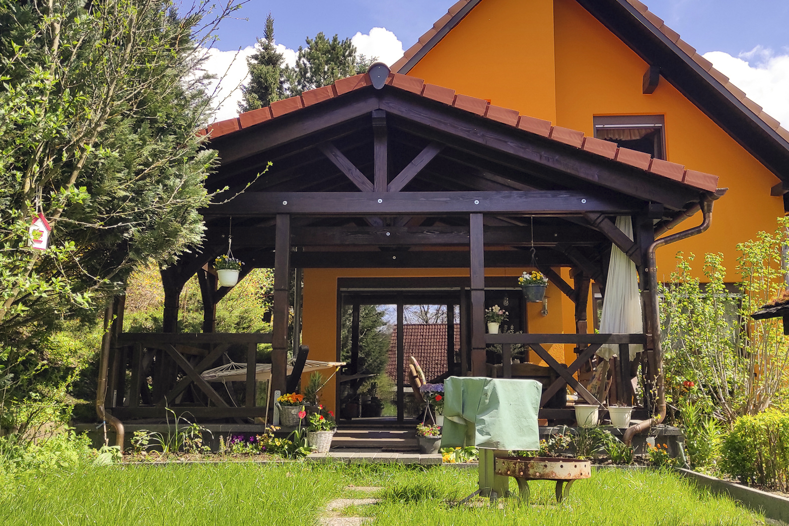 Holzpavillon im Garten