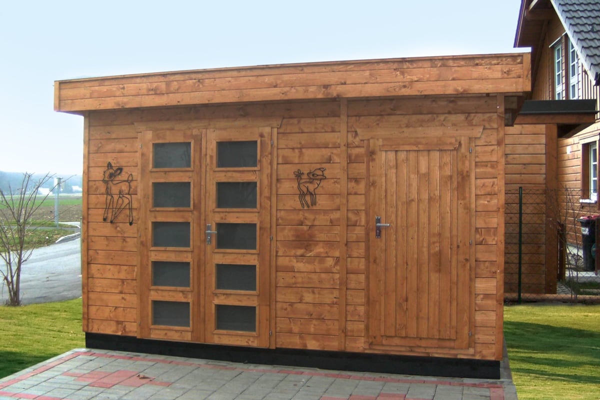 Holzhaus Venlo 3 mit zwei Türen, links Doppeltür mit Glasfenstern, rechts einfache Holztür, beide mit Metallgriffen