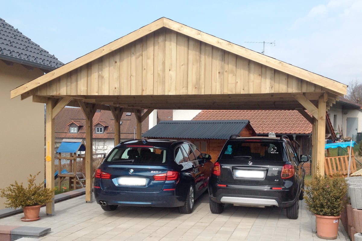 Satteldach-Doppelcarport mit verkleidetem Giebel