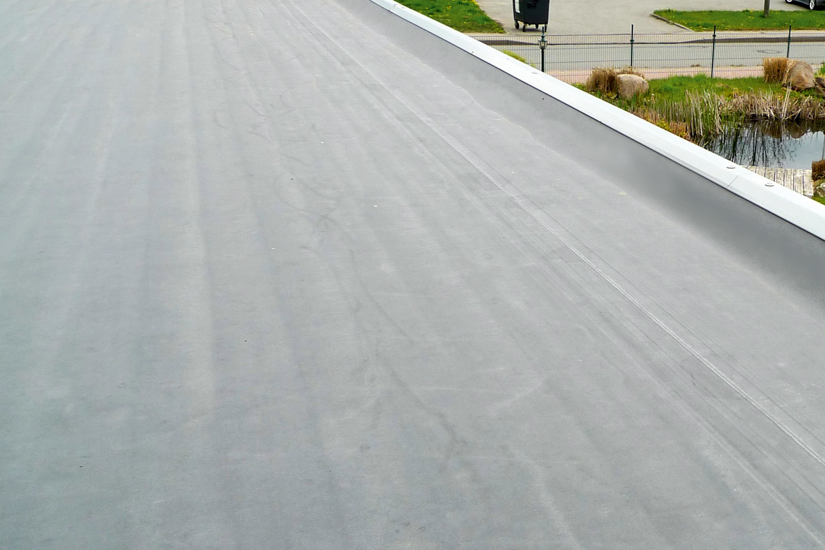 Detail einer Dacheindeckung mit EPDM