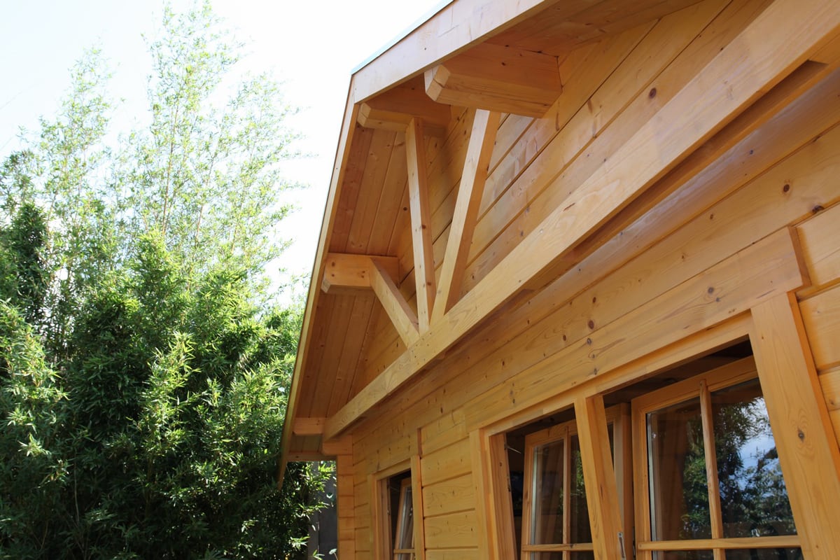 Ansicht eines Holzgiebels mit Streben