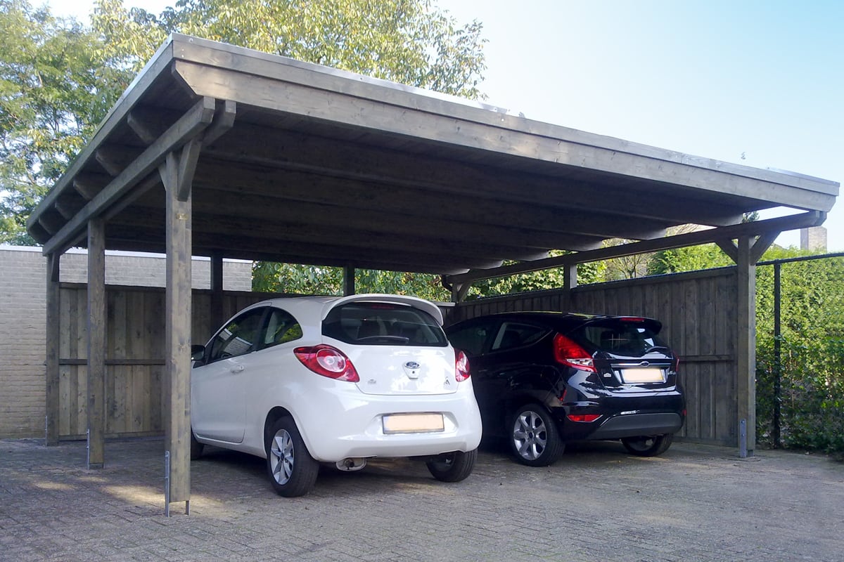 Moderner Doppel-Flachdach-Carport aus massivem Leimholz – idealer, wettergeschützter Stellplatz für Ihr Fahrzeug im Garten oder Hof.