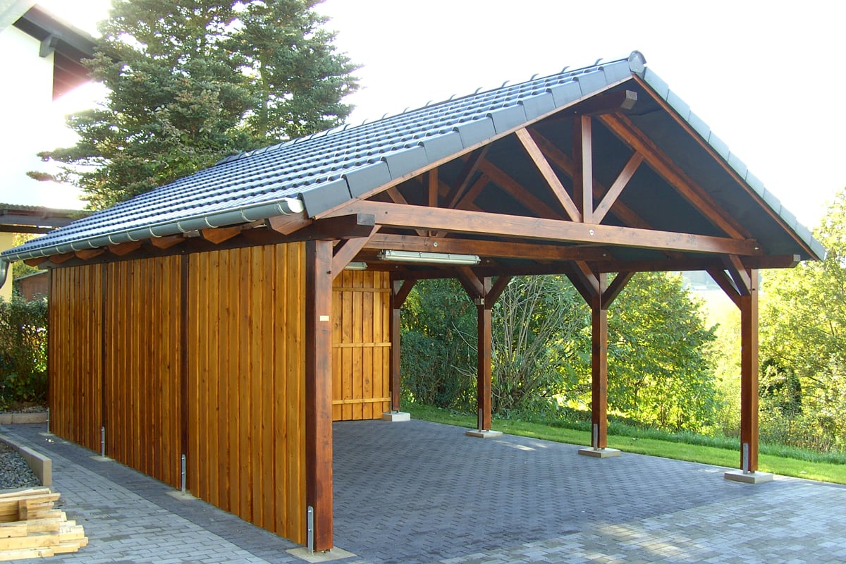 Großes Satteldach-Carport für zwei Autos mit Wänden und Dachpfannen